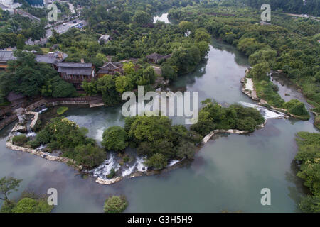 Guiyang. 25. Juni 2016. Eine Luftaufnahme, aufgenommen am 25. Juni 2016 zeigt Shilihe national Wetland Park in Guiyang, Hauptstadt der Südwesten Chinas Provinz Guizhou. Der Wald Abdeckungsgrad von Guiyang hatte fünfundvierzig Prozent im Jahr 2015 erreicht. Die 2016 Eco Forum Global in Guiyang am 8. Juli dieses Jahres startet. © Ou Dongqu/Xinhua/Alamy Live-Nachrichten Stockfoto