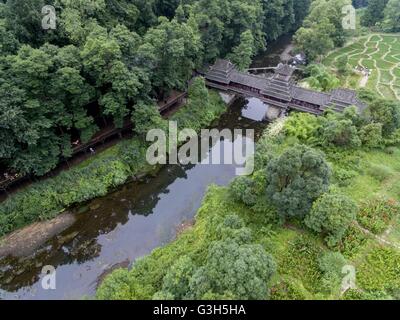 Guiyang. 25. Juni 2016. Eine Luftaufnahme, aufgenommen am 25. Juni 2016 zeigt Ahahu national Wetland Park in Guiyang, Hauptstadt der Südwesten Chinas Provinz Guizhou. Der Wald Abdeckungsgrad von Guiyang hatte fünfundvierzig Prozent im Jahr 2015 erreicht. Die 2016 Eco Forum Global in Guiyang am 8. Juli dieses Jahres startet. © Ou Dongqu/Xinhua/Alamy Live-Nachrichten Stockfoto