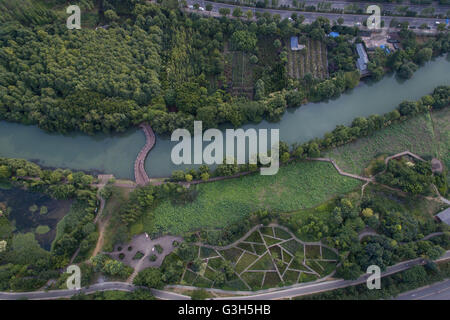 Guiyang. 25. Juni 2016. Eine Luftaufnahme, aufgenommen am 25. Juni 2016 zeigt Shilihe national Wetland Park in Guiyang, Hauptstadt der Südwesten Chinas Provinz Guizhou. Der Wald Abdeckungsgrad von Guiyang hatte fünfundvierzig Prozent im Jahr 2015 erreicht. Die 2016 Eco Forum Global in Guiyang am 8. Juli dieses Jahres startet. © Ou Dongqu/Xinhua/Alamy Live-Nachrichten Stockfoto