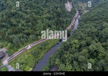 Guiyang. 25. Juni 2016. Eine Luftaufnahme, aufgenommen am 25. Juni 2016 zeigt Ahahu national Wetland Park in Guiyang, Hauptstadt der Südwesten Chinas Provinz Guizhou. Der Wald Abdeckungsgrad von Guiyang hatte fünfundvierzig Prozent im Jahr 2015 erreicht. Die 2016 Eco Forum Global in Guiyang am 8. Juli dieses Jahres startet. © Ou Dongqu/Xinhua/Alamy Live-Nachrichten Stockfoto