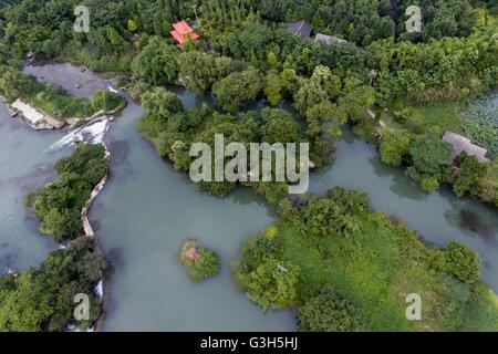 Guiyang. 25. Juni 2016. Eine Luftaufnahme, aufgenommen am 25. Juni 2016 zeigt Shilihe national Wetland Park in Guiyang, Hauptstadt der Südwesten Chinas Provinz Guizhou. Der Wald Abdeckungsgrad von Guiyang hatte fünfundvierzig Prozent im Jahr 2015 erreicht. Die 2016 Eco Forum Global in Guiyang am 8. Juli dieses Jahres startet. © Ou Dongqu/Xinhua/Alamy Live-Nachrichten Stockfoto