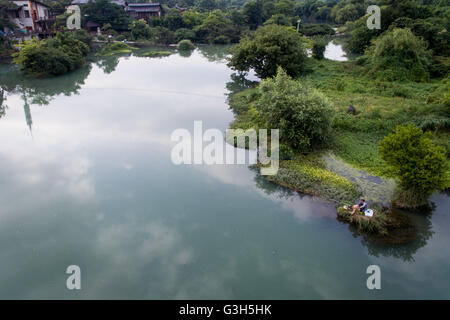 Guiyang. 25. Juni 2016. Eine Luftaufnahme, aufgenommen am 25. Juni 2016 zeigt Shilihe national Wetland Park in Guiyang, Hauptstadt der Südwesten Chinas Provinz Guizhou. Der Wald Abdeckungsgrad von Guiyang hatte fünfundvierzig Prozent im Jahr 2015 erreicht. Die 2016 Eco Forum Global in Guiyang am 8. Juli dieses Jahres startet. © Ou Dongqu/Xinhua/Alamy Live-Nachrichten Stockfoto