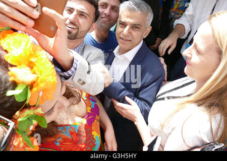 London.UK.25th.June.2016.Mayor von London Sadiq Khan besucht London Pride 2016 und Posen für mehrere Selfies Credit: Brian Minkoff/Alamy Live News Stockfoto