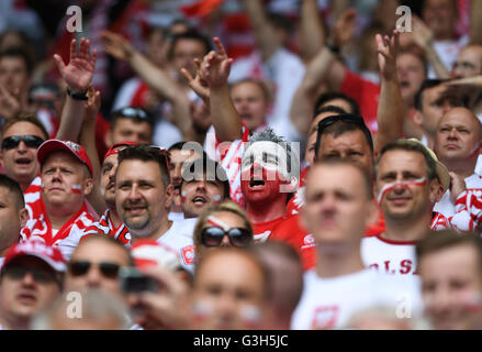 Saint-Etienne, Frankreich. 25. Juni 2016. Anhänger der Polen feiern an den Ständen vor der UEFA EURO 2016 Runde von 16 Fußballspiel zwischen der Schweiz und Polen im Stadion Geoffroy Guichard in Saint-Etienne, Frankreich, 25. Juni 2016. Foto: Federico Gambarini/Dpa/Alamy Live News Stockfoto