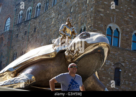 Florenz, Italien. 24. Juni 2016. Ein Besucher stellt für die Fotografie mit einer Ausstellung "Searching for Utopia" am Piazza della Signoria in Florenz, Italien, am 24. Juni 2016. Etwa waren hundert der belgischen zeitgenössische Jan Fabre Werke des Künstlers aus 1978 bis 2016 ausgestellt, darunter Bronze und Wachsfiguren, Hochleistungsfolien und Werke, die der Flügel Fälle von der Juwel-Skarabäus. © Jin Yu/Xinhua/Alamy Live-Nachrichten Stockfoto