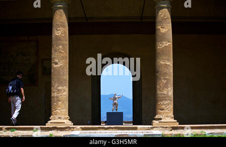 Florenz. 24. Juni 2016. Foto aufgenommen am 24. Juni 2016 zeigt der Ausstellung "Der Mann, der die Sterne führt" im Forte Belvedere in Florenz, Italien. Etwa waren hundert der belgischen zeitgenössische Jan Fabre Werke des Künstlers aus 1978 bis 2016 ausgestellt, darunter Bronze und Wachsfiguren, Hochleistungsfolien und Werke, die der Flügel Fälle von der Juwel-Skarabäus. © Jin Yu/Xinhua/Alamy Live-Nachrichten Stockfoto