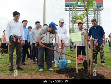 Vientiane, Laos. 25. Juni 2016. Lao-Präsident Bounnhang Vorachit (2. L, vorn) pflanzt einen Baum während eines relativen Vientiane als grüne Modellstadt in Vientiane, Laos, 25. Juni 2016 zu bauen. © Liu Ailun/Xinhua/Alamy Live-Nachrichten Stockfoto