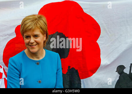 Glasgow, Schottland, Großbritannien. 25. Juni 2016. Nicola Sturgeon nahmen an der jährlichen Streitkräfte Tag feiern auf dem George Square, Glasgow. Sie war Teil der Würdenträger auf dem Podium und nahm die Salute" zusammen mit dem Herrn Leutnant, Propst Sadie Docherty und Offizieren, die alle Kräfte. Credit: Findlay/Alamy leben Nachrichten Stockfoto