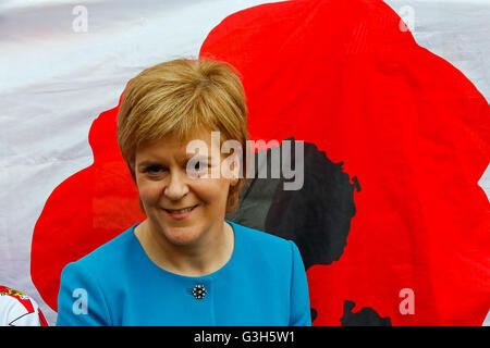 Glasgow, Schottland, Großbritannien. 25. Juni 2016. Nicola Sturgeon nahmen an der jährlichen Streitkräfte Tag feiern auf dem George Square, Glasgow. Sie war Teil der Würdenträger auf dem Podium und nahm die Salute" zusammen mit dem Herrn Leutnant, Propst Sadie Docherty und Offizieren, die alle Kräfte. Credit: Findlay/Alamy leben Nachrichten Stockfoto