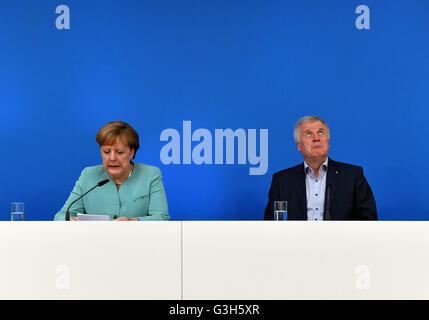 Potsdam, Deutschland. 25. Juni 2016. Bayerische Ministerpräsident Horst Seehofer (CSU) und Bundeskanzlerin Angela Merkel (CDU) spricht im Rahmen einer Pressekonferenz über die Ergebnisse der Konferenz der CDU und CSU Parteien in Potsdam, Deutschland, 25. Juni 2016. Foto: RALF HIRSCHBERGER/Dpa/Alamy Live News Stockfoto