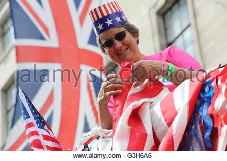 London, UK. 25. Juni 2016. Pride London 2016. Ein Teilnehmer in der London Pride Parade prüft eine Flagge auf der Seite ihre Schwimmer, kurz vor Beginn die Parade Credit: Reallifephotos/Alamy Live-Nachrichten Stockfoto