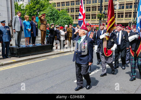 Glasgow, Schottland, Großbritannien. 25. Juni 2016. Nicola Sturgeon nahmen an der jährlichen Streitkräfte Tag feiern auf dem George Square, Glasgow. Sie war Teil der Würdenträger auf dem Podium und nahm die Salute" zusammen mit dem Herrn Leutnant, Propst Sadie Docherty und Offizieren, die alle Kräfte. Credit: Findlay/Alamy leben Nachrichten Stockfoto