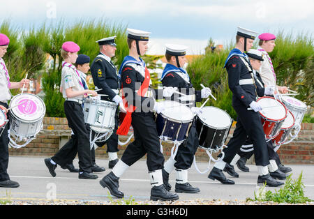 Armed Forces Day in Littlehampton, West Sussex, UK auf Samstag, 25. Juni 2016. Militärkapelle marschiert in die Parade entlang der Promenade. Stockfoto