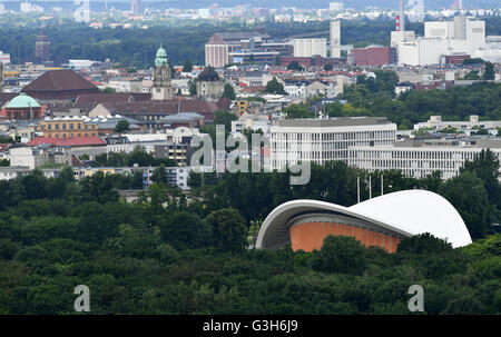 Berlin, Deutschland. 10. Juni 2016. Blick auf den Tiergarten und das Huas der Kulturen der Welt (lit.-Haus der Kulturen der Welt) vom Potsdamer Platz in Berlin, Deutschland, 10. Juni 2016. Foto: Jens Kalaene/Dpa/Alamy Live News Stockfoto