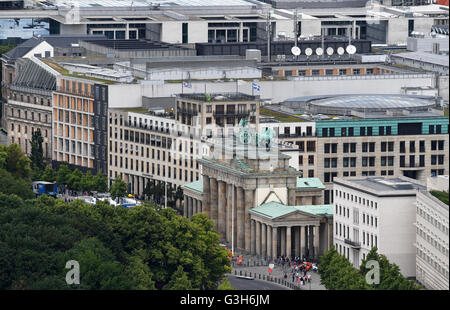Berlin, Deutschland. 10. Juni 2016. Zeigen Sie am Brandenburger Tor vor dem Palais am Pariser Platz gesehen vom Potadamer-Platz in Berlin, Deutschland, 10. Juni 2016 an. Foto: Jens Kalaene/Dpa/Alamy Live News Stockfoto