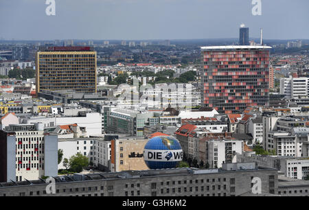 Der Verleger Axel Hauptsitz in der Axel-Springer-Wolkenkratzer (l) und der GSW Wolkenkratzer von der Non-Profit-Gehäuse und Gebäude Verband Berlin (r) gesehen vom Potsdamer Platz in Berlin, Deutschland, 10. Juni 2016. Foto: Jens Kalaene/dpa Stockfoto
