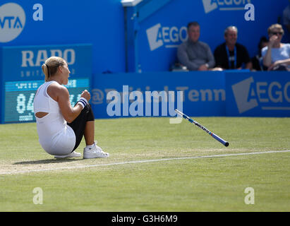 Eastbourne, Vereinigtes Königreich. 25. Juni 2016. Aegon International Eastbourne-Tennis-Turnier, Womens final. Dominika Cibulkova (SVK) feiert nach dem Gewinn ihrer Frauen einzelne Finale gegen Karolina Pliskova (CZE) in Devonshire Park. Bildnachweis: Aktion Plus Sport/Alamy Live-Nachrichten Stockfoto