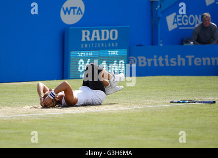 Eastbourne, Vereinigtes Königreich. 25. Juni 2016. Aegon International Eastbourne-Tennis-Turnier, Womens final. Dominika Cibulkova (SVK) feiert nach dem Gewinn ihrer Frauen einzelne Finale gegen Karolina Pliskova (CZE) in Devonshire Park. Bildnachweis: Aktion Plus Sport/Alamy Live-Nachrichten Stockfoto