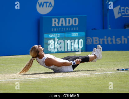 Eastbourne, Vereinigtes Königreich. 25. Juni 2016. Aegon International Eastbourne-Tennis-Turnier, Womens final. Dominika Cibulkova (SVK) feiert nach dem Gewinn ihrer Frauen einzelne Finale gegen Karolina Pliskova (CZE) in Devonshire Park. Bildnachweis: Aktion Plus Sport/Alamy Live-Nachrichten Stockfoto