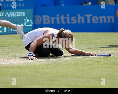 Eastbourne, Vereinigtes Königreich. 25. Juni 2016. Aegon International Eastbourne-Tennis-Turnier, Womens final. Dominika Cibulkova (SVK) feiert nach dem Gewinn ihrer Frauen einzelne Finale gegen Karolina Pliskova (CZE) in Devonshire Park. Bildnachweis: Aktion Plus Sport/Alamy Live-Nachrichten Stockfoto