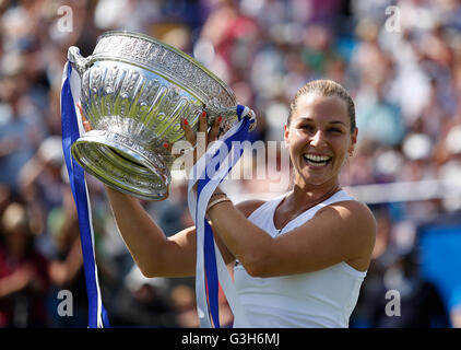 Eastbourne, Vereinigtes Königreich. 25. Juni 2016. Aegon International Eastbourne-Tennis-Turnier, Womens final. Dominika Cibulkova (SVK) mit Trophäe nach dem Gewinn ihrer Frauen einzelne Finale gegen Karolina Pliskova (CZE) in Devonshire Park. Bildnachweis: Aktion Plus Sport/Alamy Live-Nachrichten Stockfoto