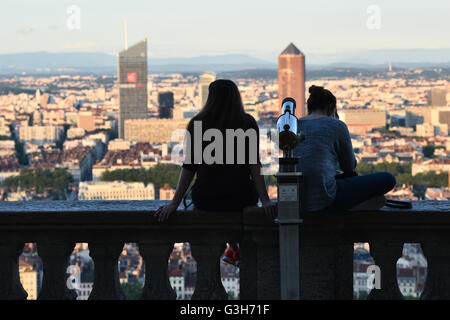 Zwei Mädchen sitzen auf einem Geländer in der Nähe der Basilika Notre-Dame de Fourvière und freuen auf das Stadtzentrum von Lyon, Frankreich, 21. Juni 2016. Die UEFA EURO 2016 findet vom 10. Juni bis 10. Juli 2016 in Frankreich. Foto: Uwe Anspach/dpa Stockfoto