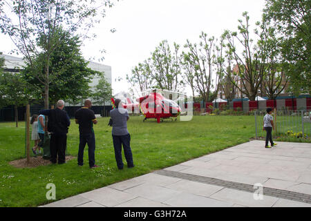 London, England. 25. Juni 2016. London, England. 25. Juni 2016. London Luft-Krankenwagen landet außerhalb Globus Akademie. Brayan A Lopez Garzon/Alamy Live-Nachrichten Stockfoto