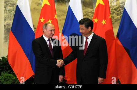 Peking, China. 25. Juni 2016. Chinesischen Staatspräsidenten Xi Jinping schüttelt Hände mit russischen Präsidenten Vladimir Putin vor hält bilaterale Gespräche in der großen Halle des Volkes in Peking 25. Juni 2016. Bildnachweis: Planetpix/Alamy Live-Nachrichten Stockfoto