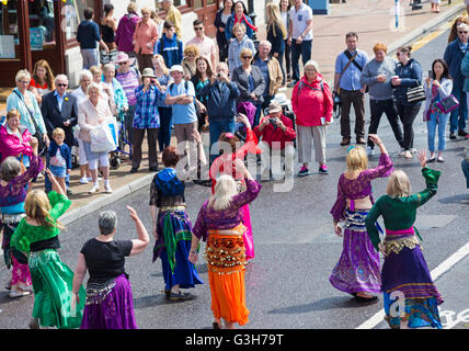 Poole, Dorset, Großbritannien. 25. Juni 2016. Die bahara Bauchtanz Swanage Bauchtänzerinnen Bauchtänzerinnen durchführen und die Massen an Poole Folk auf dem Kai festival Credit entertain: Carolyn Jenkins/Alamy leben Nachrichten Stockfoto