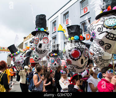 Penzance, Cornwall, UK. 24. Juni 2016. Am Ende des Golowan (Kornisch für Mittsommer) ist Festival in Penzance Mazey Tag Paraden, wo lokale Schulen und Organisationen Parade durch die Stadt. Bildnachweis: Simon Maycock/Alamy Live-Nachrichten Stockfoto