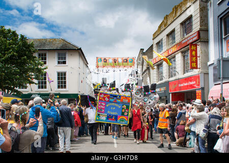 Penzance, Cornwall, UK. 24. Juni 2016. Am Ende des Golowan (Kornisch für Mittsommer) ist Festival in Penzance Mazey Tag Paraden, wo lokale Schulen und Organisationen Parade durch die Stadt. Bildnachweis: Simon Maycock/Alamy Live-Nachrichten Stockfoto