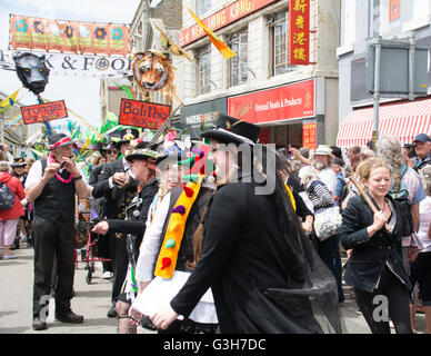 Penzance, Cornwall, UK. 24. Juni 2016. Am Ende des Golowan (Kornisch für Mittsommer) ist Festival in Penzance Mazey Tag Paraden, wo lokale Schulen und Organisationen Parade durch die Stadt. Bildnachweis: Simon Maycock/Alamy Live-Nachrichten Stockfoto