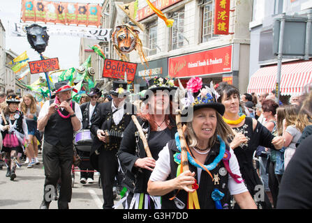 Penzance, Cornwall, UK. 24. Juni 2016. Am Ende des Golowan (Kornisch für Mittsommer) ist Festival in Penzance Mazey Tag Paraden, wo lokale Schulen und Organisationen Parade durch die Stadt. Bildnachweis: Simon Maycock/Alamy Live-Nachrichten Stockfoto