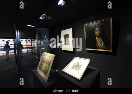 Hannover, Deutschland. 20. Juni 2016. Portraits und Zeichnungen sind Teil der 48 Exponate in der Ausstellung '1716 - Leibniz' Letztes Lebensjahr "(lit.) "1716 - Leibniz letztes Jahr") bei Gottfried Wilhelm Leibniz Bibliothek in Hannover, 20. Juni 2016. Die Ausstellung ist geöffnet vom 22. Juni bis 31. Dezember 2016. Foto: HOLGER HOLLEMANN/Dpa/Alamy Live News Stockfoto