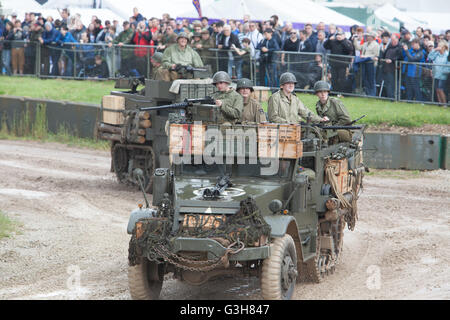 Bovington, Dorset, UK. 25. Juni 2016. Tankfest militärische zeigen. M5A1 amerikanischen halbe Strecke Fahrzeuge in Hauptarena Credit: Colin C. Hill/Alamy Live News Stockfoto