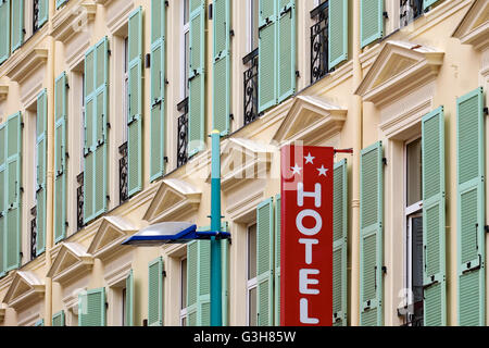 Menton, Frankreich. 6. Juni 2016. Ein Schild mit der Aufschrift "Hotel" mit drei Sternen hängt in der alten Stadt Menton, Frankreich, 6. Juni 2016. Menton ist in der Nähe der italienischen Grenze. Eine der Traditionen ist das jährliche Zitronenfest seit 1930. Aufgrund des guten Klimas in der Region am Mittelmeer ist der Anbau von Zitronen der wichtigste Zweig der Wirtschaft geworden. Die Zitrone ist das Wahrzeichen der Stadt. Foto: Soeren Stache - NO-Draht-SERVICE-/ Dpa/Alamy Live News Stockfoto