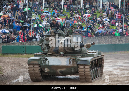 Bovington, Dorset, UK. 25. Juni 2016. Tankfest militärische zeigen. Amerikanische M60 Panzer in der Hauptarena, bei häufigen schweren Regengüssen. Bildnachweis: Colin C. Hill/Alamy Live-Nachrichten Stockfoto