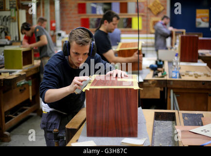 Köln, Deutschland. 21. Juni 2016. Tischler Trainee arbeitet auf einer Holzkiste im Ausbildungszentrum Butzweilerhof in Köln, 21. Juni 2016. Foto: Oliver Berg/Dpa/Alamy Live News Stockfoto