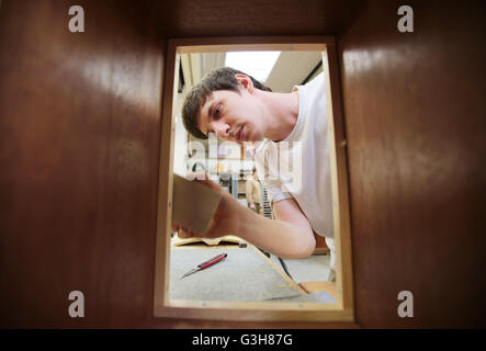 Köln, Deutschland. 21. Juni 2016. Tischler Trainee arbeitet auf einer Holzkiste im Ausbildungszentrum Butzweilerhof in Köln, 21. Juni 2016. Foto: Oliver Berg/Dpa/Alamy Live News Stockfoto