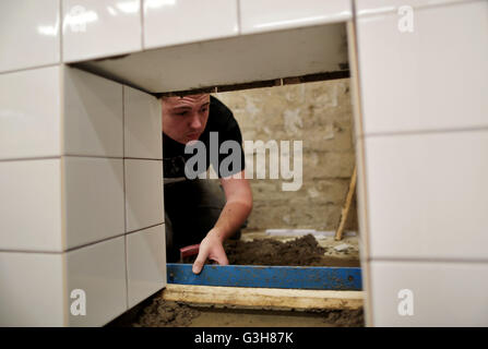 Köln, Deutschland. 21. Juni 2016. Fliesenleger Trainee legt Fliesen im Ausbildungszentrum Butzweilerhof in Köln, 21. Juni 2016. Foto: Oliver Berg/Dpa/Alamy Live News Stockfoto