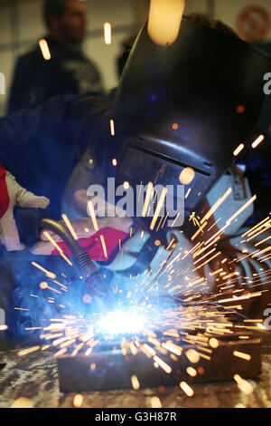 Köln, Deutschland. 21. Juni 2016. Schweißer-Trainees arbeiten auf ein Stück Metall im Ausbildungszentrum Butzweilerhof in Köln, 21. Juni 2016. Foto: Oliver Berg/Dpa/Alamy Live News Stockfoto