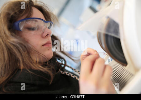 Köln, Deutschland. 21. Juni 2016. Ein Optiker Praktikant schneidet Gläser im Ausbildungszentrum Butzweilerhof in Köln, 21. Juni 2016. Foto: Oliver Berg/Dpa/Alamy Live News Stockfoto