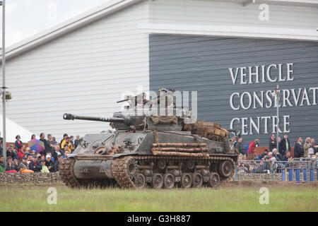 Bovington, Dorset, UK. 25. Juni 2016. Tankfest militärische zeigen. Amerikanischen Sherman M4A2E8 (Furor) Tank in den Film FURY, mit Masse auf Tankfest Messe vorgestellt. Bildnachweis: Colin C. Hill/Alamy Live-Nachrichten Stockfoto