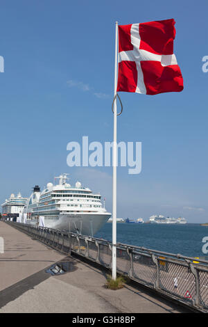 Kopenhagen Hafen. 25. Juni 2016. MS Seabourn Quest und MS Mein Schiff 4 vertäut am Langelinie. Heute war ein Rekord von 7 besuchen Kreuzfahrtschiffe und 30.000 Kreuzfahrt Besucher in Kopenhagen. Dies ist fast die doppelte Menge an Besuchern von einem normalen Sommer Samstag, und es wurde einem anstrengenden Tag den Transport von Gästen und Umgang mit 24.000 Gepäckstücke wie 6 7 Schiffe beginnen auf einer Ostsee Kreuzfahrt und die Passagiere oft mit dem Flugzeug ankommen. Bildnachweis: Niels Quist/Alamy Live-Nachrichten Stockfoto