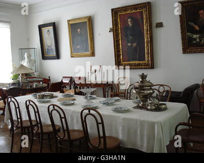 Wohnzimmer im Haus des Schriftstellers Leo Tolstoy in Yasnaya Polyana ist heute ein Museum und bleiben die gleichen wie im 19. Jahrhundert Stockfoto