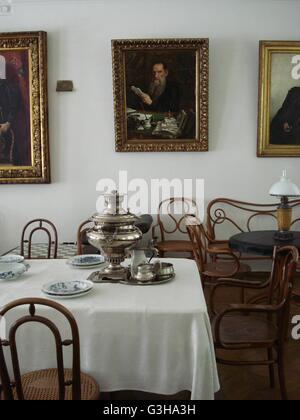 Wohnzimmer im Haus des Schriftstellers Leo Tolstoy in Yasnaya Polyana ist heute ein Museum und bleiben die gleichen wie im 19. Jahrhundert Stockfoto