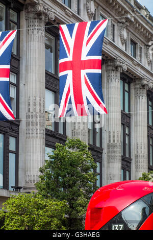 Union Flaggen / Union Jack-Flaggen hängen über Oxford Street, London für Geburtstag der Königin Stockfoto