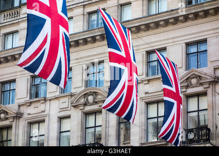 Union Flaggen / Union Jack-Flaggen hängen über Regent Street, London für Geburtstag der Königin Stockfoto