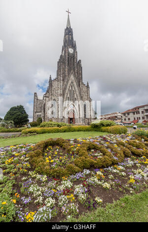 Die Fassade des Uhrenturms der Kathedrale aus Stein (Catedral de Pedra) in Canela, Rio Grande do Sul, Brasilien Stockfoto