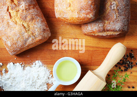 Artisan Brot mit Zutaten auf einem Holztisch. Stockfoto